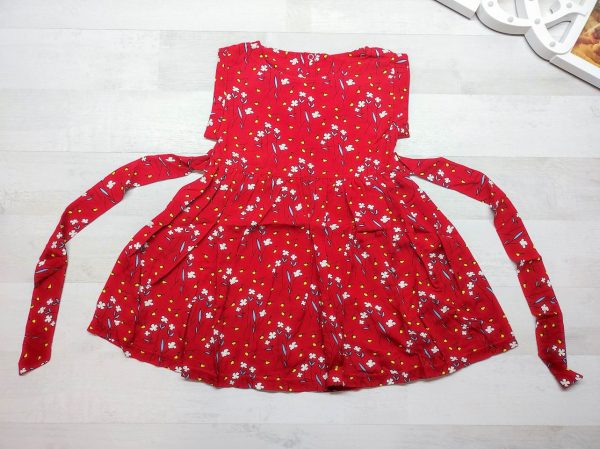 Платье с поясом красное