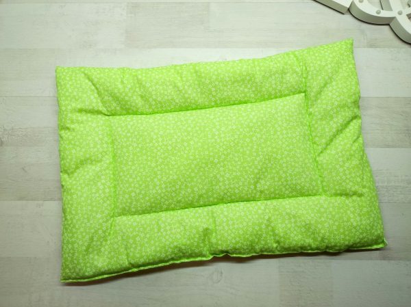 Подушка для малыша в кроватку зеленая