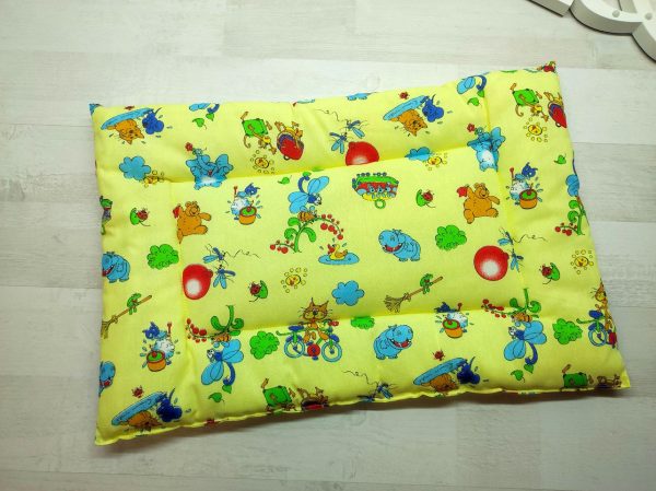 Подушка для малыша в кроватку желтая с шариками